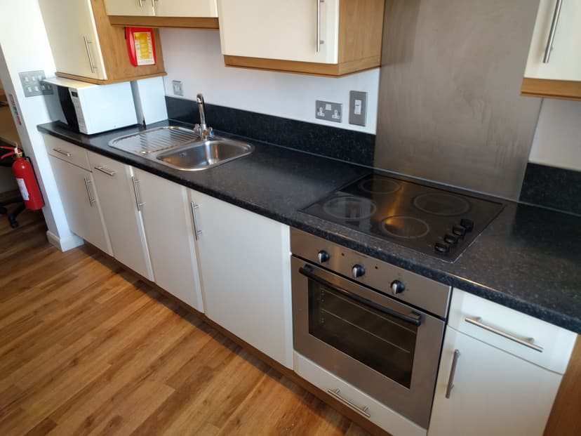 58-60 The Kingsway, Portland House - Image 2