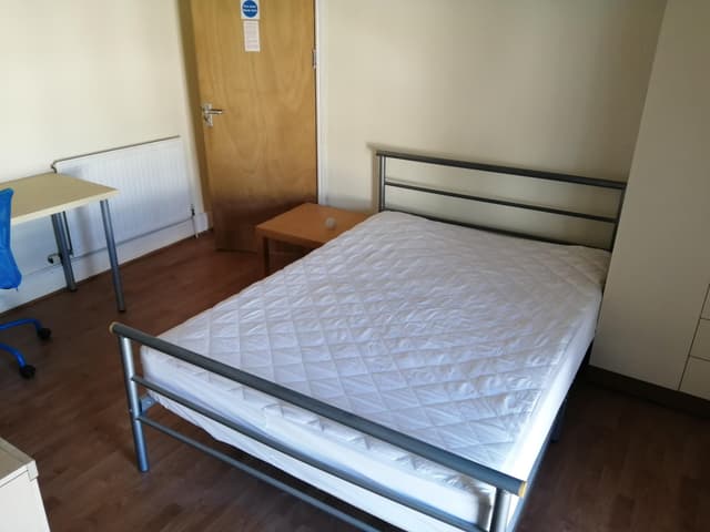 8b Eaton Crescent - Image 2