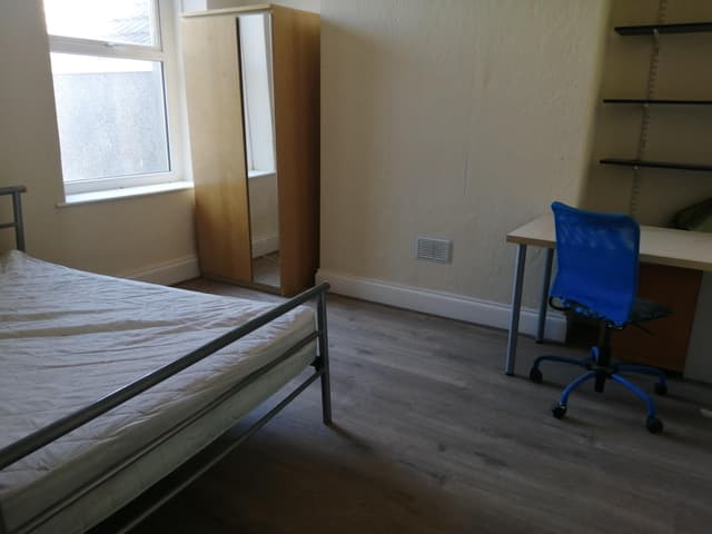 8b Eaton Crescent - Image 5