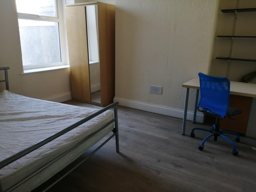 8b Eaton Crescent - Image 5