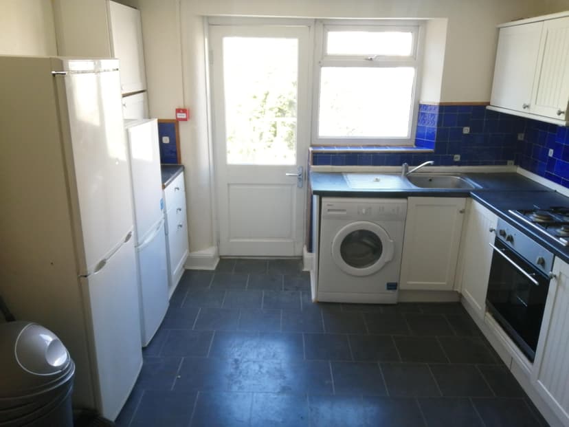 8b Eaton Crescent - Image 6