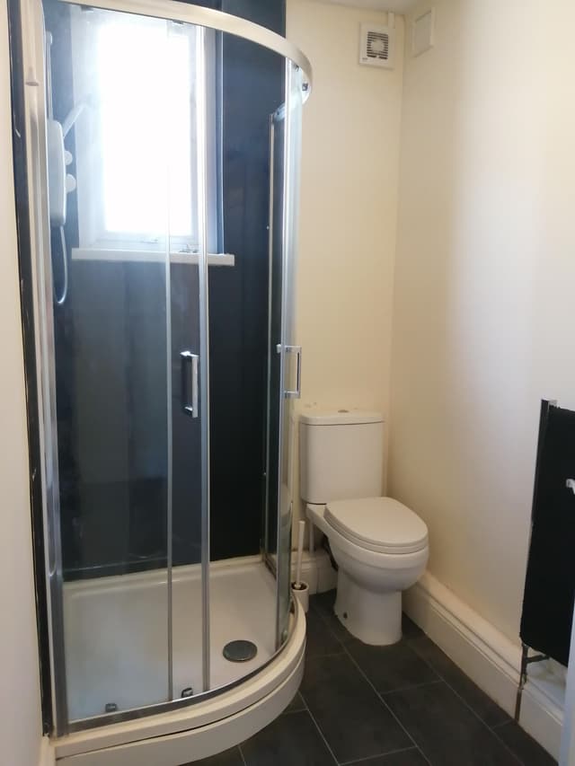 8b Eaton Crescent - Image 7