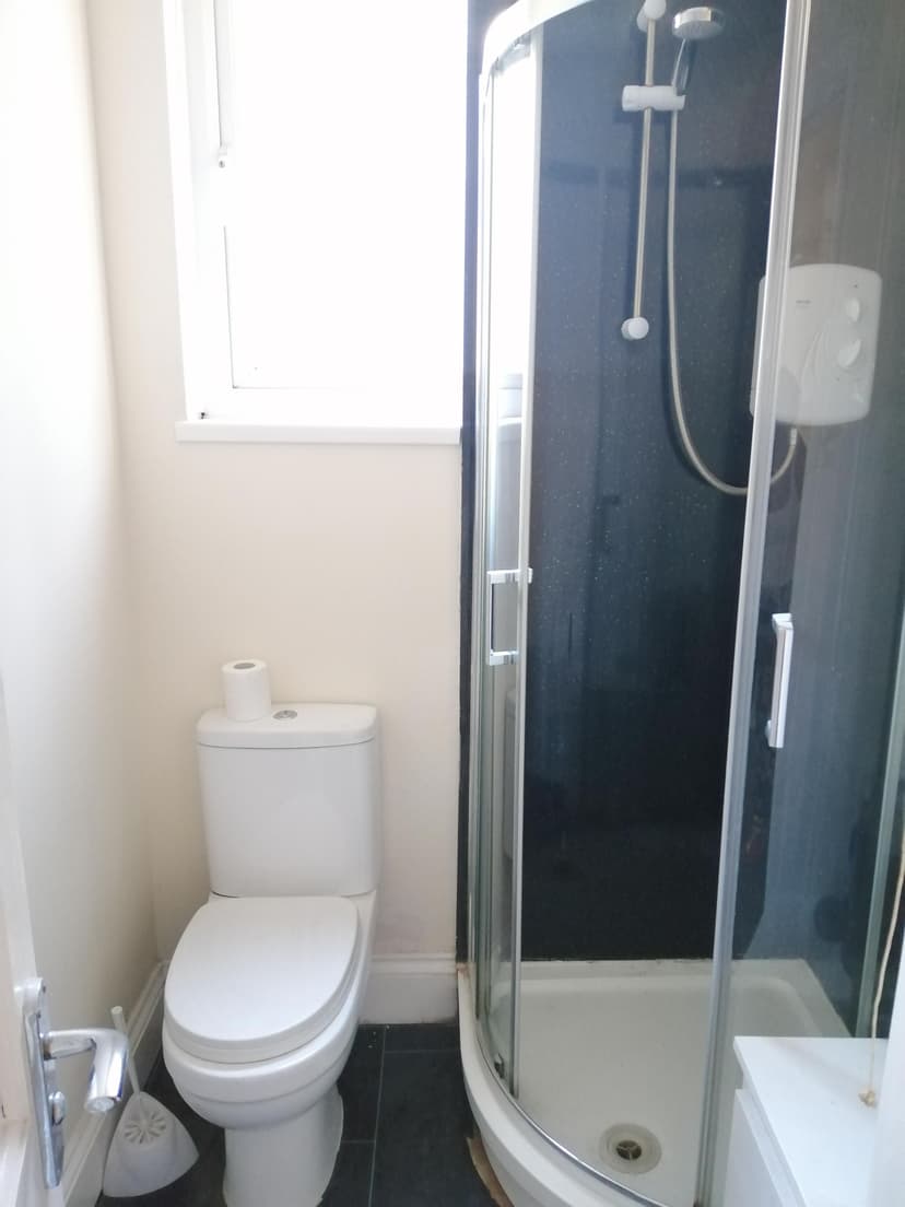 8b Eaton Crescent - Image 8