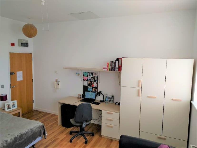 58-60 The Kingsway, Portland House - Image 3