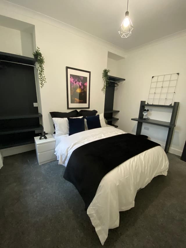 19 The Grove - Image 5