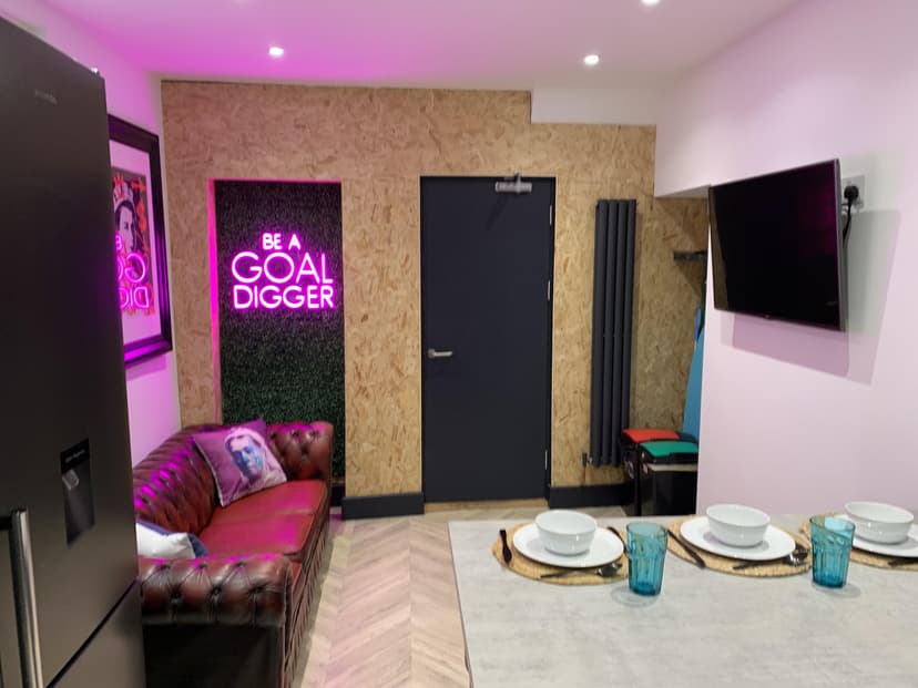 19 The Grove - Image 1