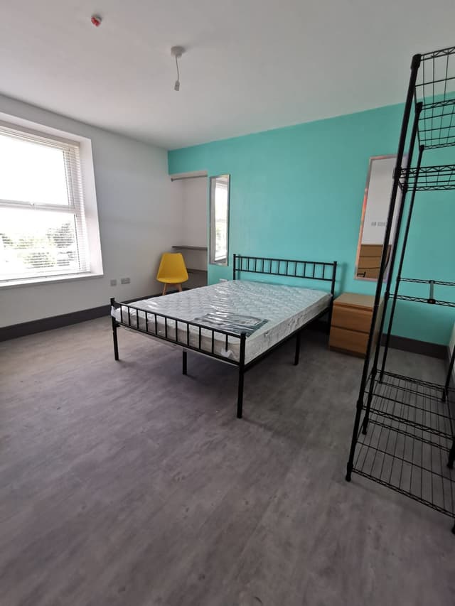 17  Eaton Crescent - Image 5