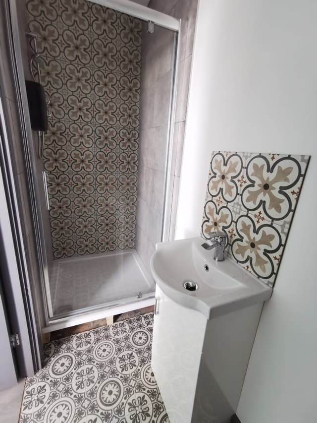 17  Eaton Crescent - Image 2