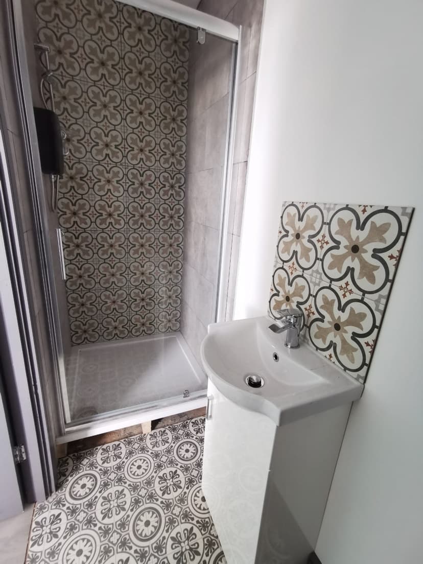 17  Eaton Crescent - Image 2