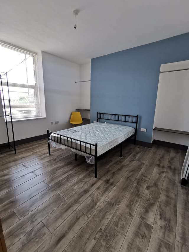 17  Eaton Crescent - Image 3