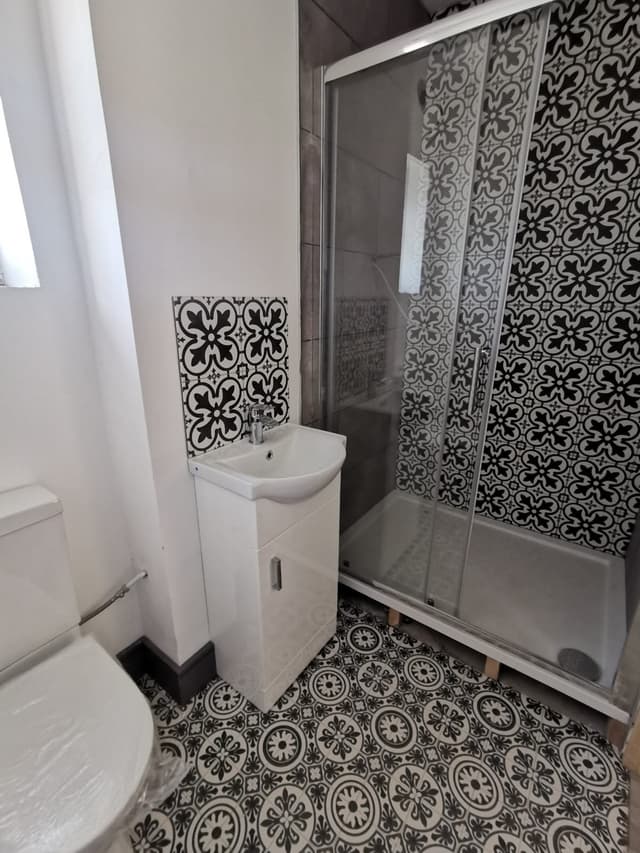 17  Eaton Crescent - Image 4