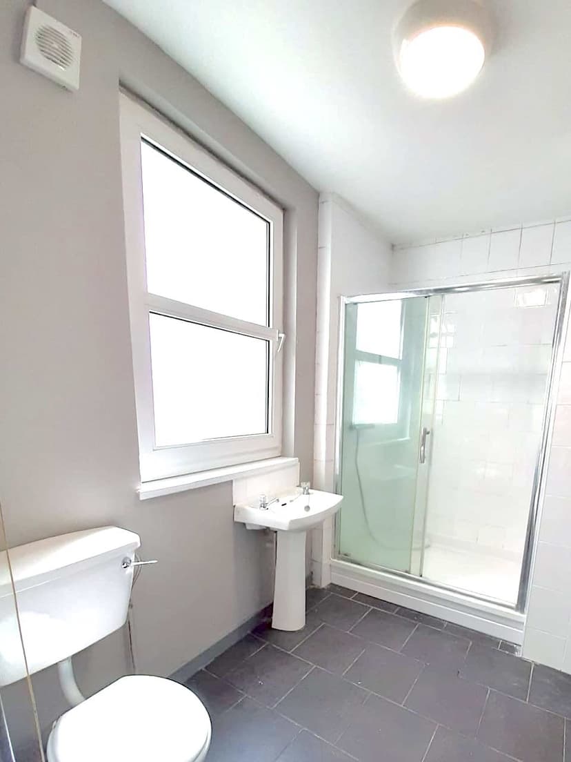 128a Eaton Crescent - Image 5