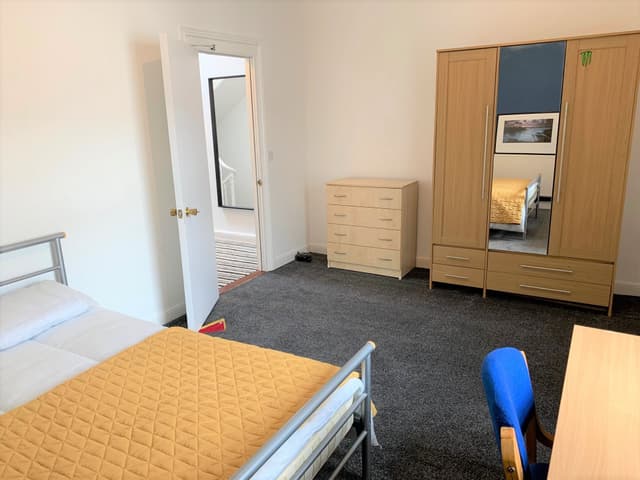 3 Russell Street - Image 3