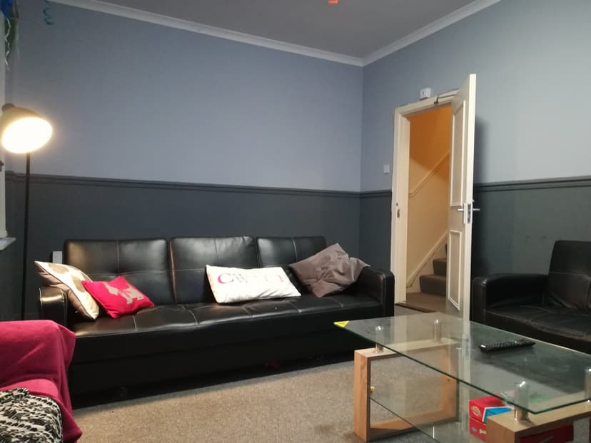 30 Gwydr Crescent - Image 9