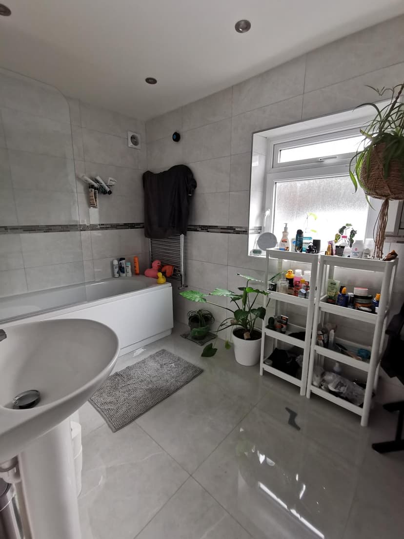 27 Gwydr Crescent - Image 3