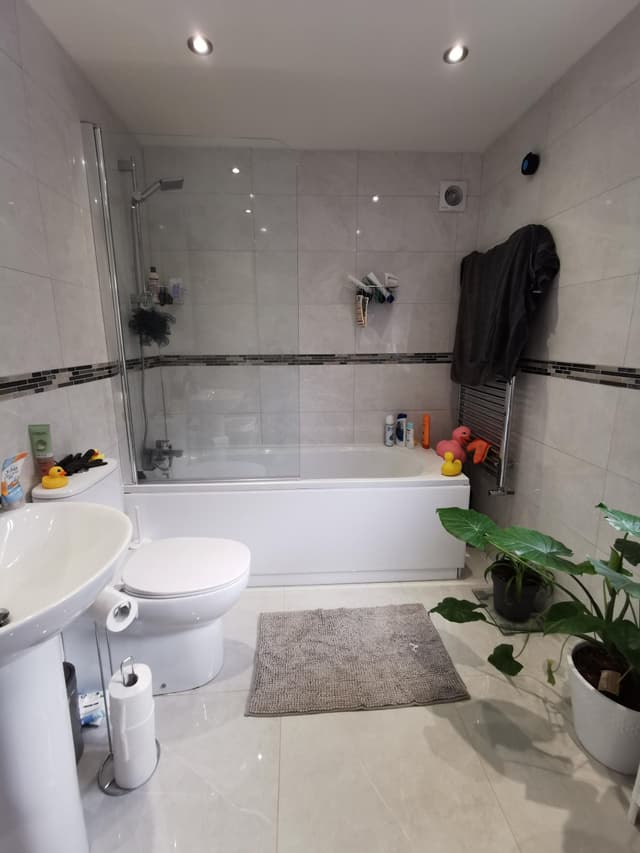27 Gwydr Crescent - Image 2