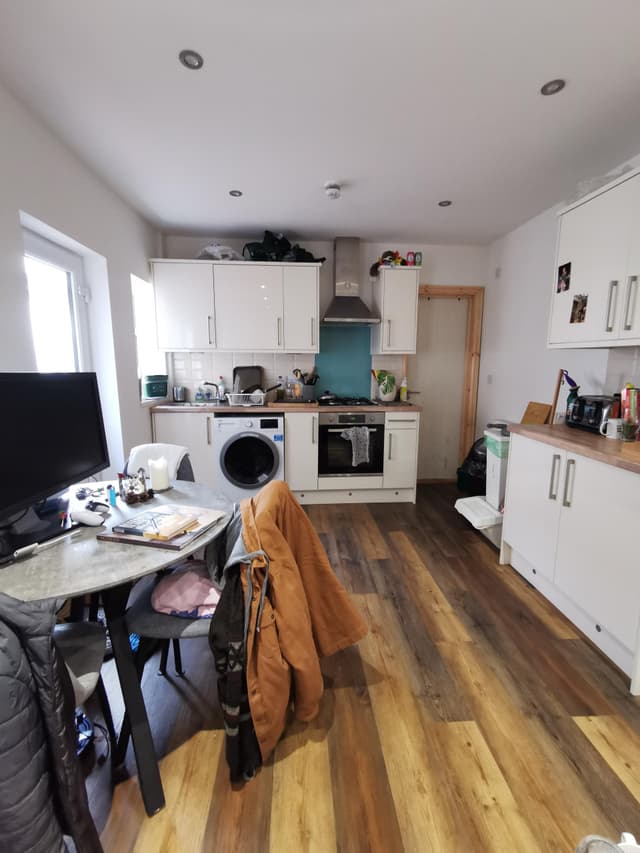 27 Gwydr Crescent - Image 3