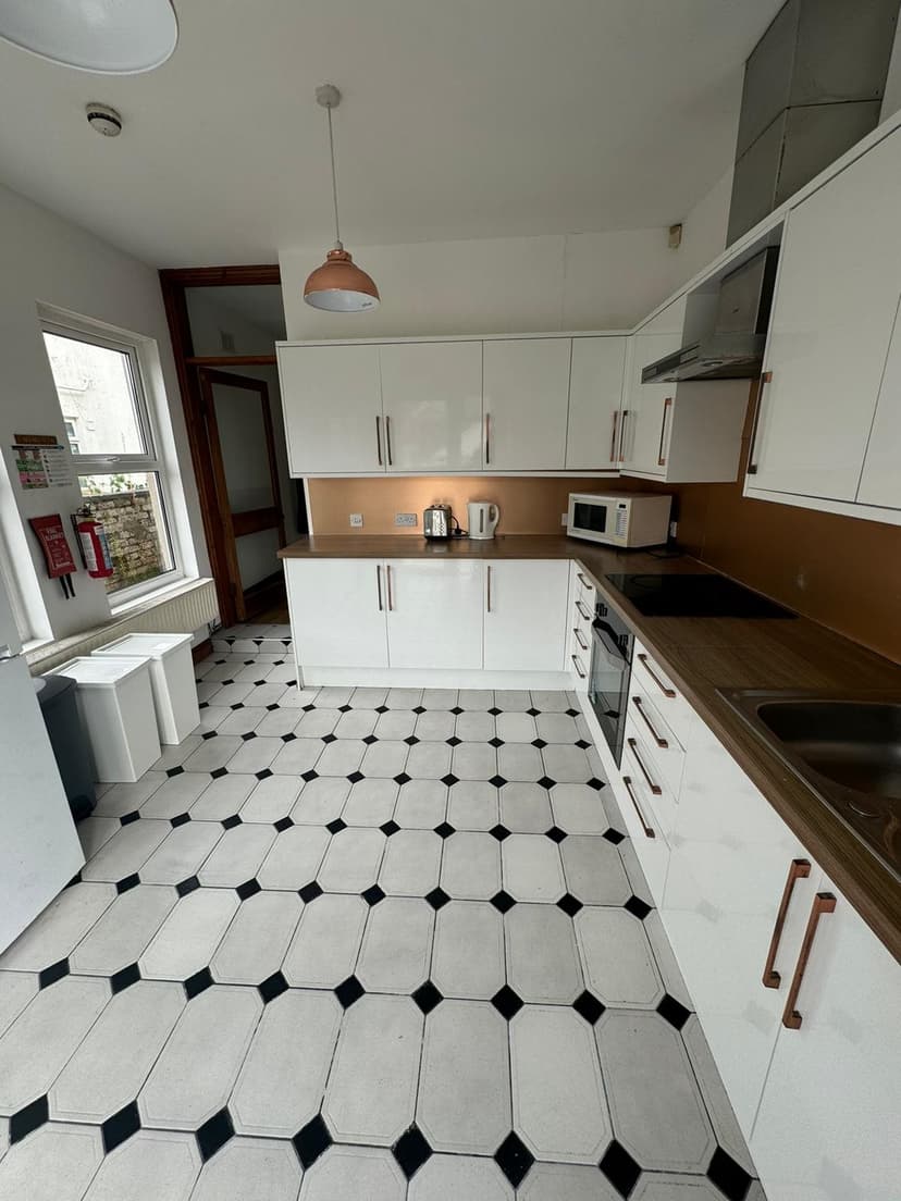 65 Glanbrydan Avenue - Image 2