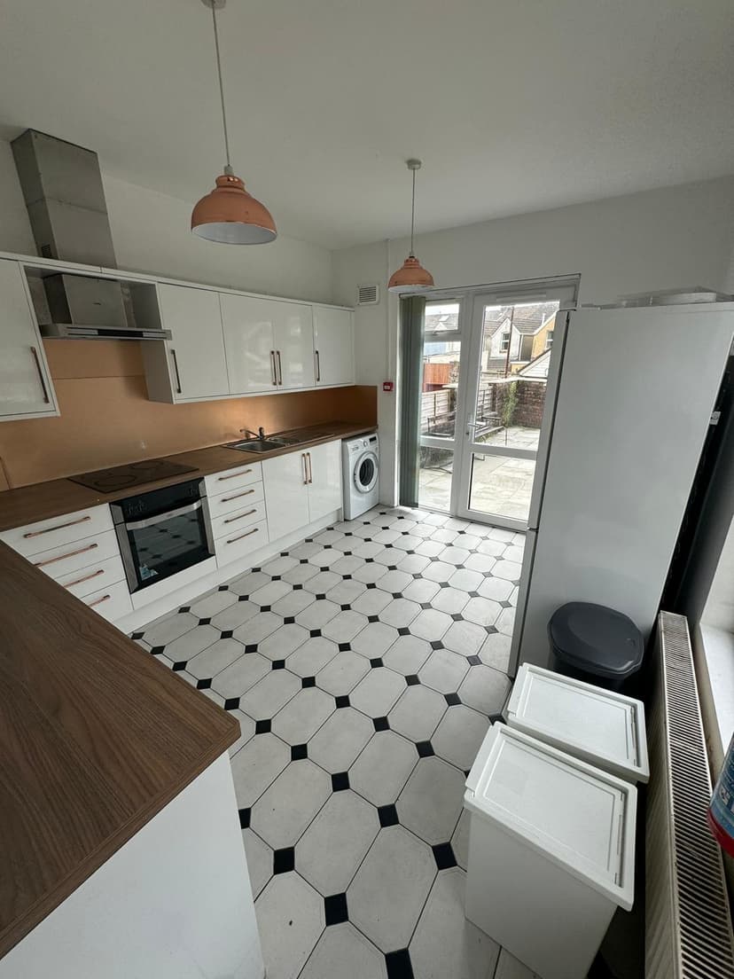 65 Glanbrydan Avenue - Image 3