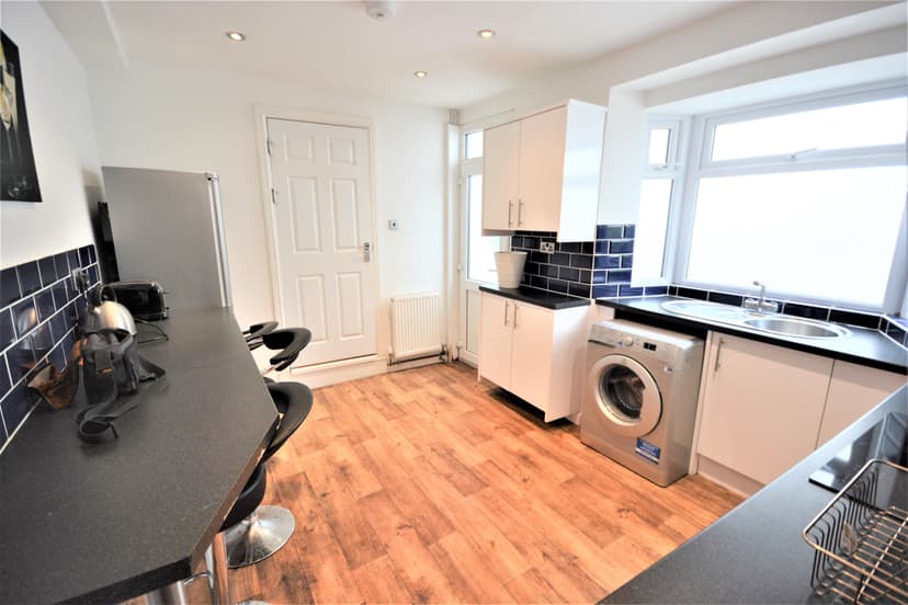 166 St Helens Avenue - Image 2