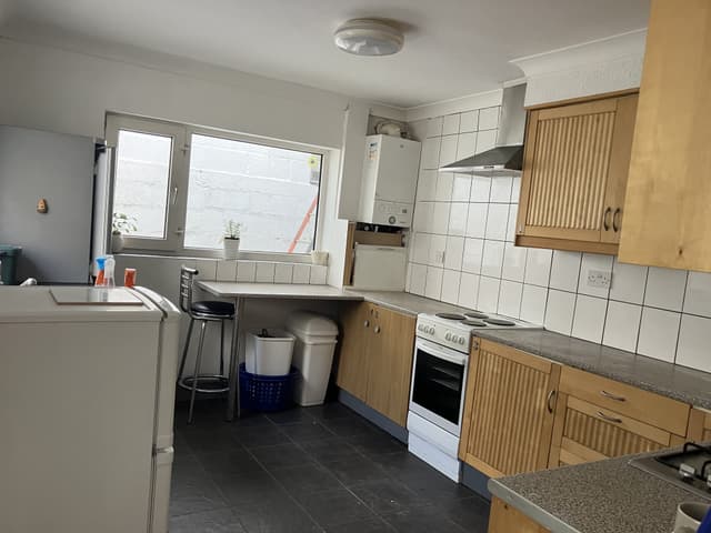 119 Port Tennant Rd - Image 4