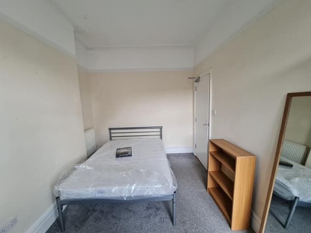 46A Gwydr Crescent - Image 3