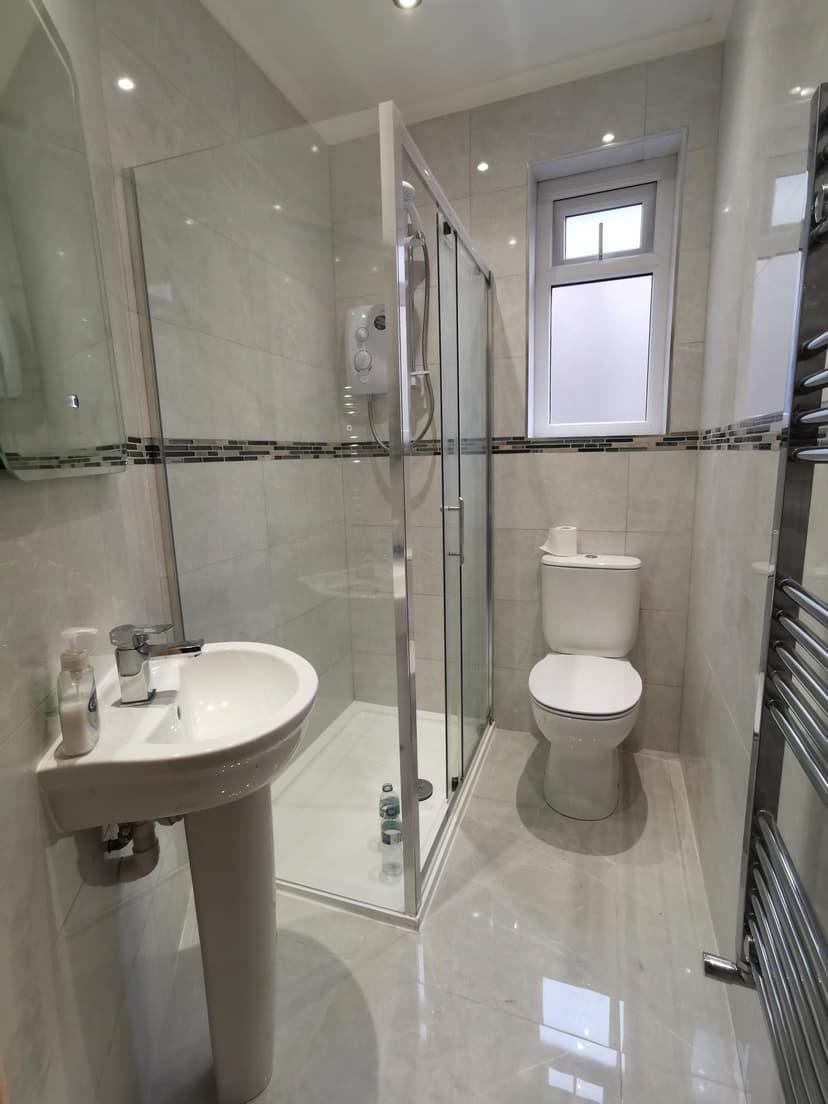 27 Gwydr Crescent - Image 2