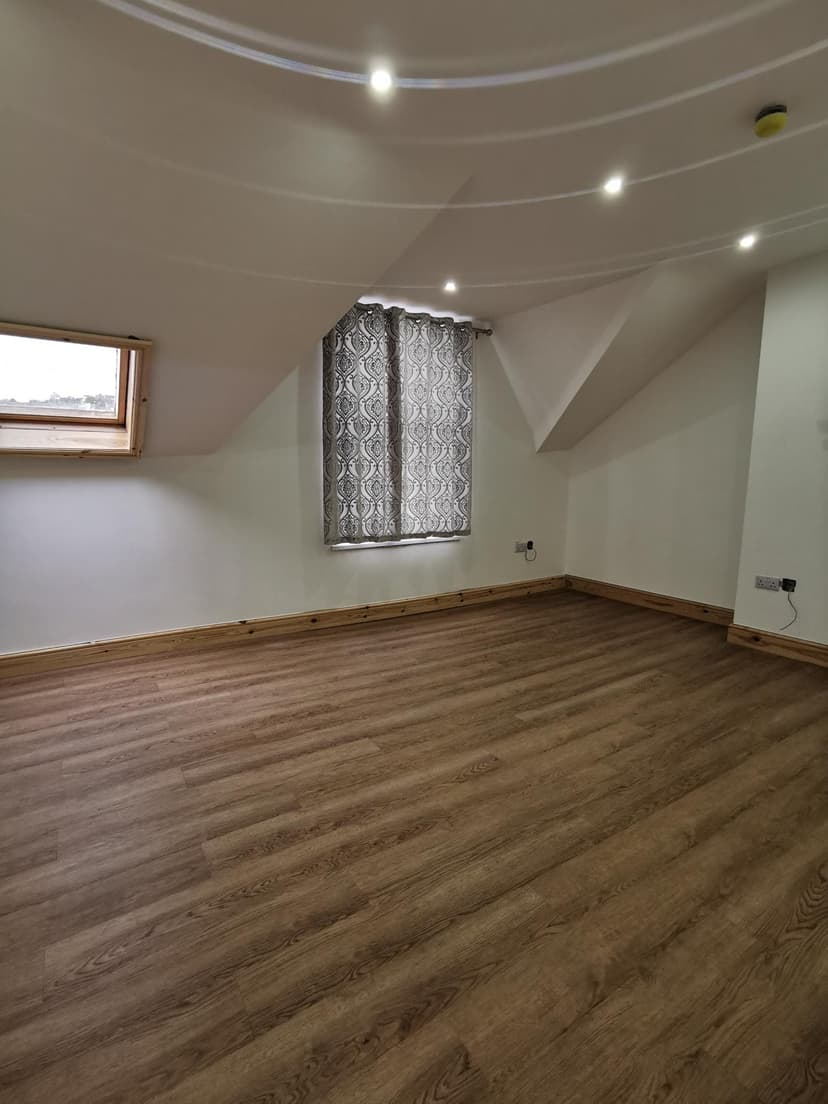 27 Gwydr Crescent - Image 3