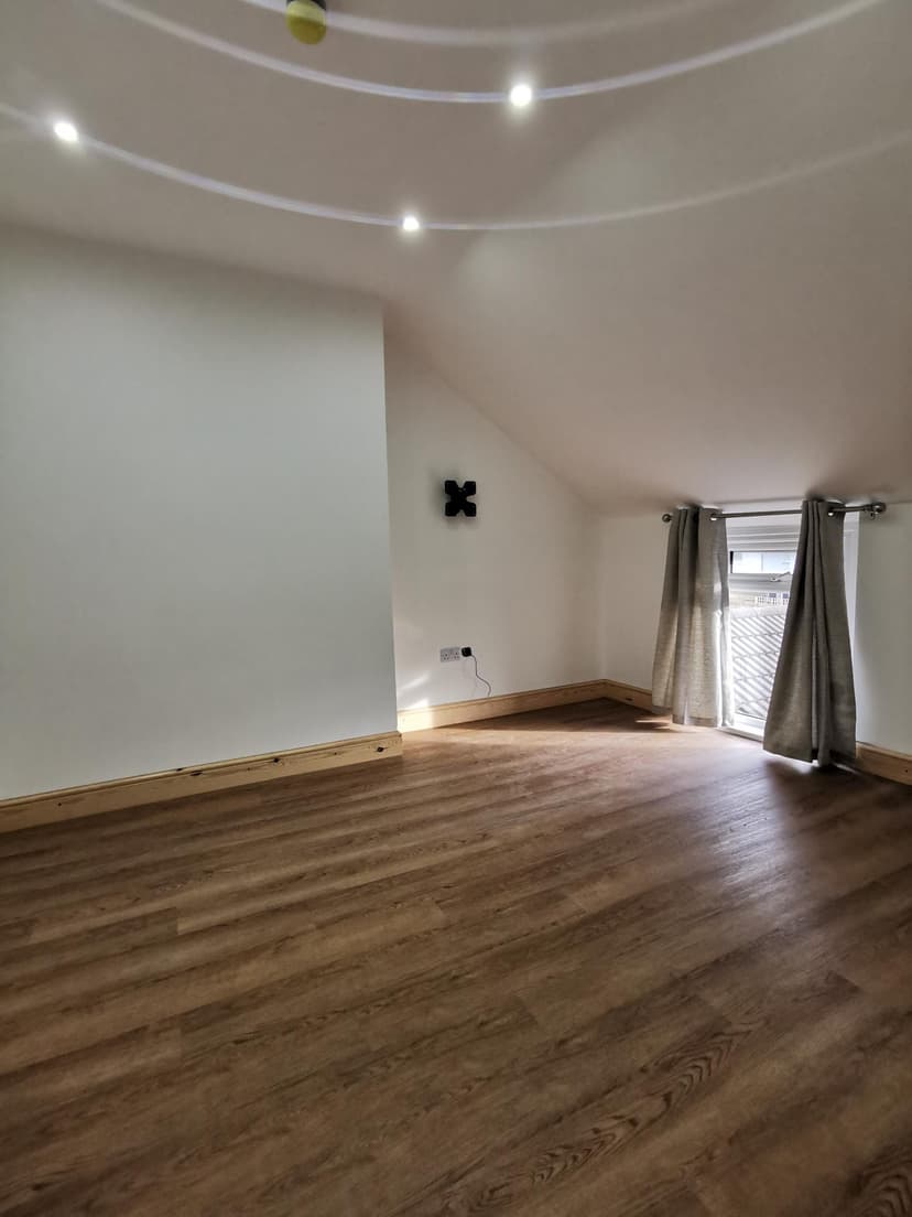 27 Gwydr Crescent - Image 4