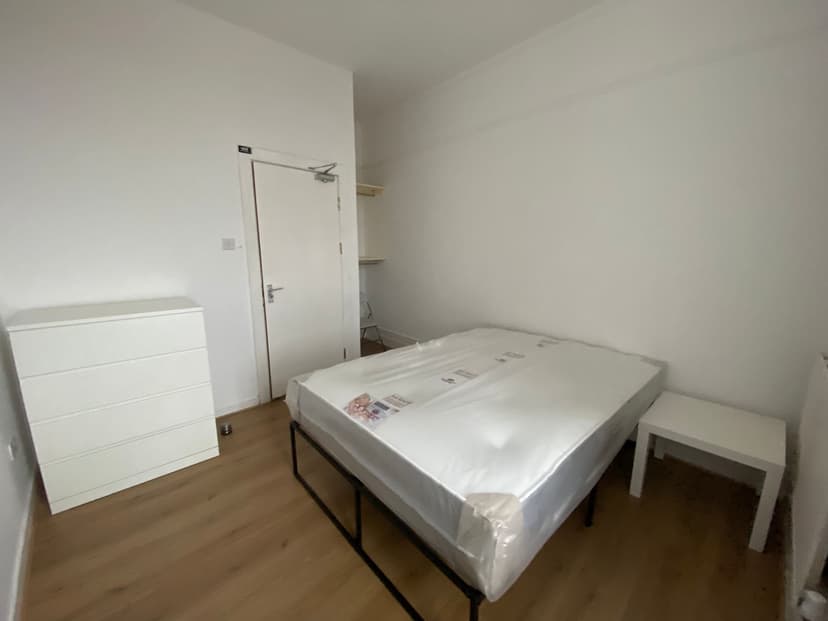 128a Eaton Crescent - Image 10