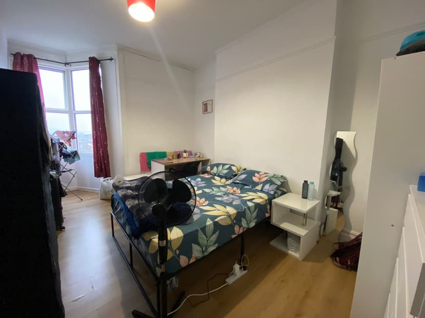 128a Eaton Crescent - Image 11