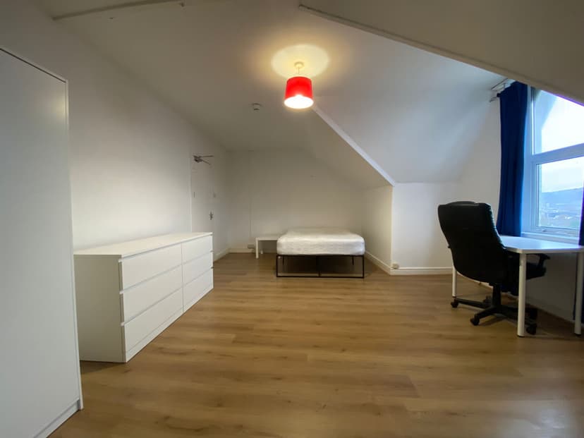 128a Eaton Crescent - Image 18