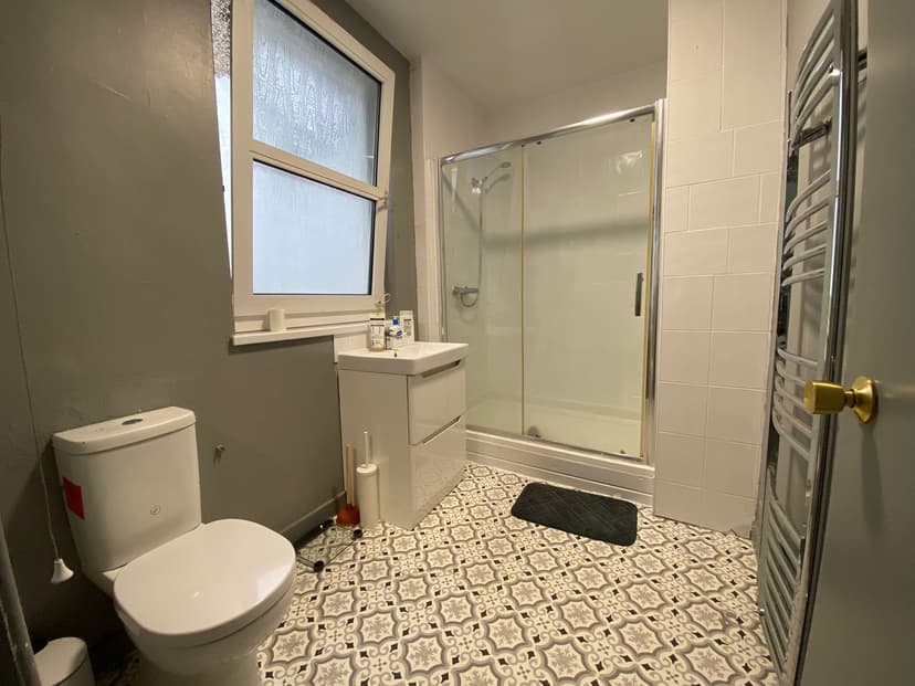 128a Eaton Crescent - Image 3