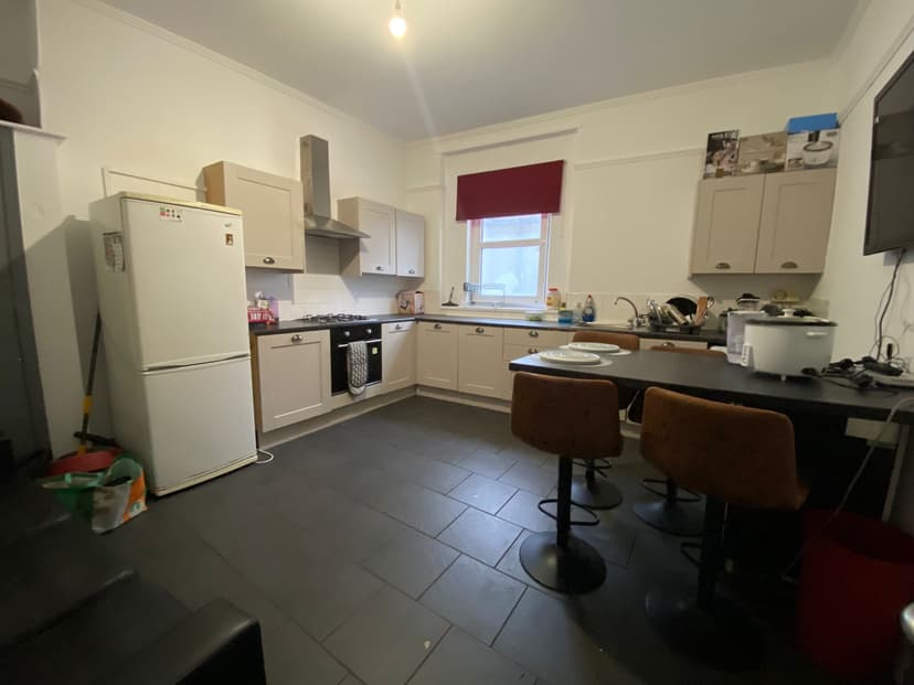 128a Eaton Crescent - Image 1