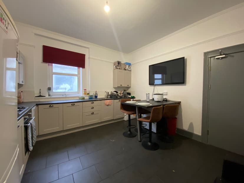 128a Eaton Crescent - Image 2