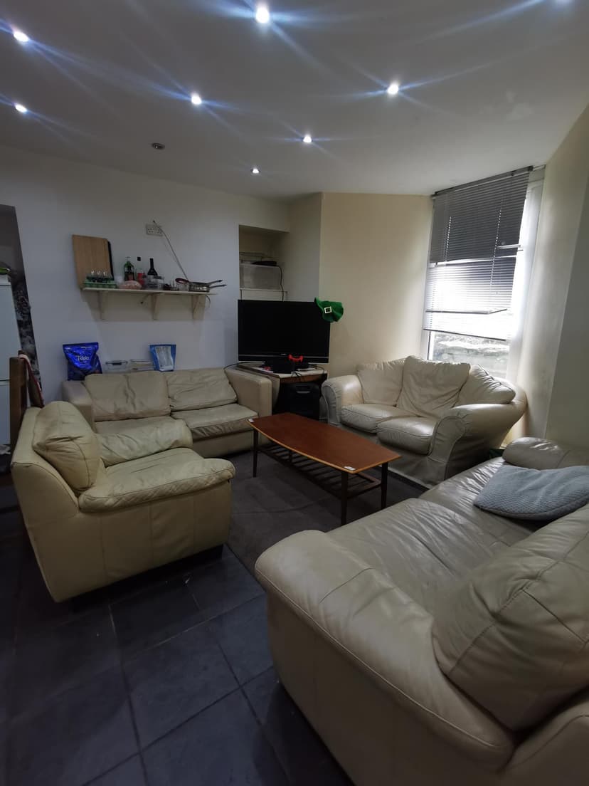 46 King Edwards Road - Image 2