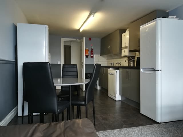 71a Uplands Crescent - Image 2