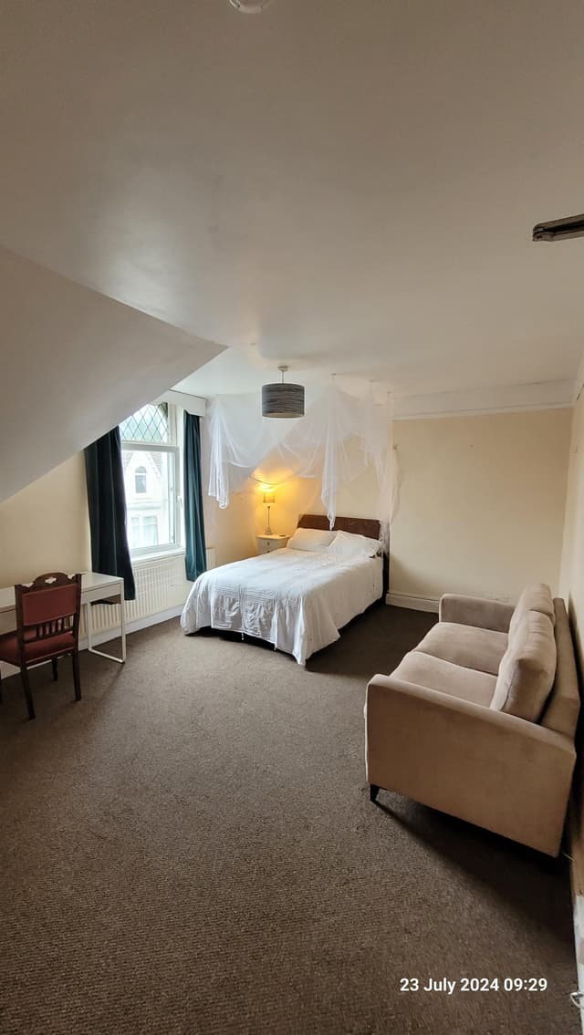 51 Gwydr Crescent - Image 4