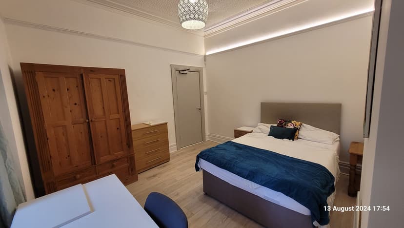 51 Gwydr Crescent - Image 6