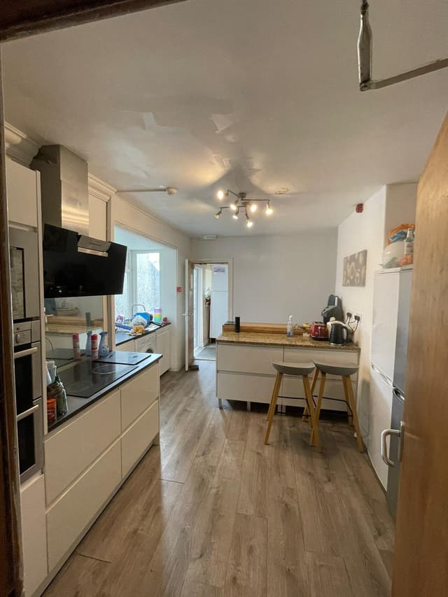 51 Gwydr Crescent - Image 2