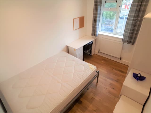 60  St Ledger Crescent - Image 4