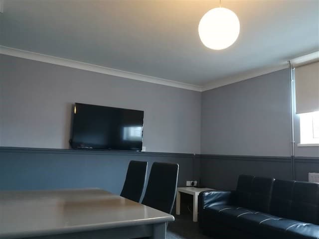 69a Uplands Crescent - Image 4