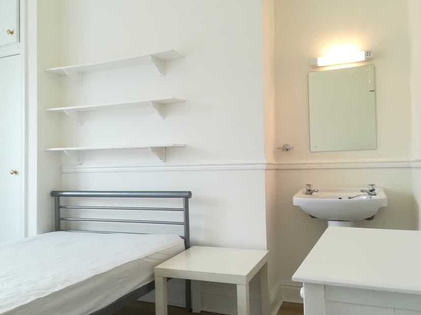 69a Uplands Crescent - Image 8