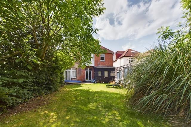 Room 2 38 Thornbury Avenue - Image 13