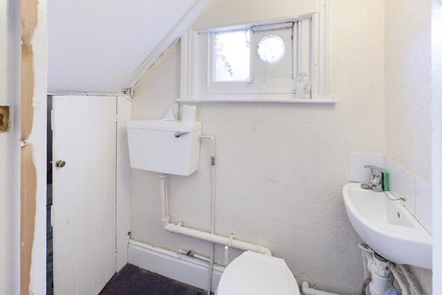 Room 9, 38 Thornbury Avenue - Image 11