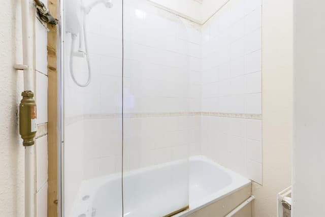 Room 9, 38 Thornbury Avenue - Image 10