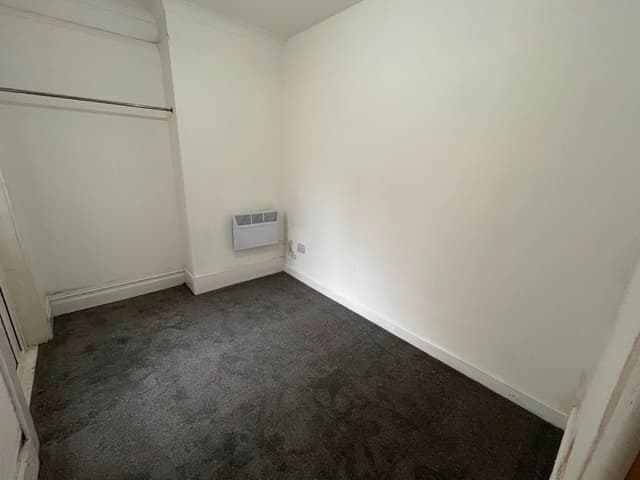Flat 1, 32 The Polygon - Image 3