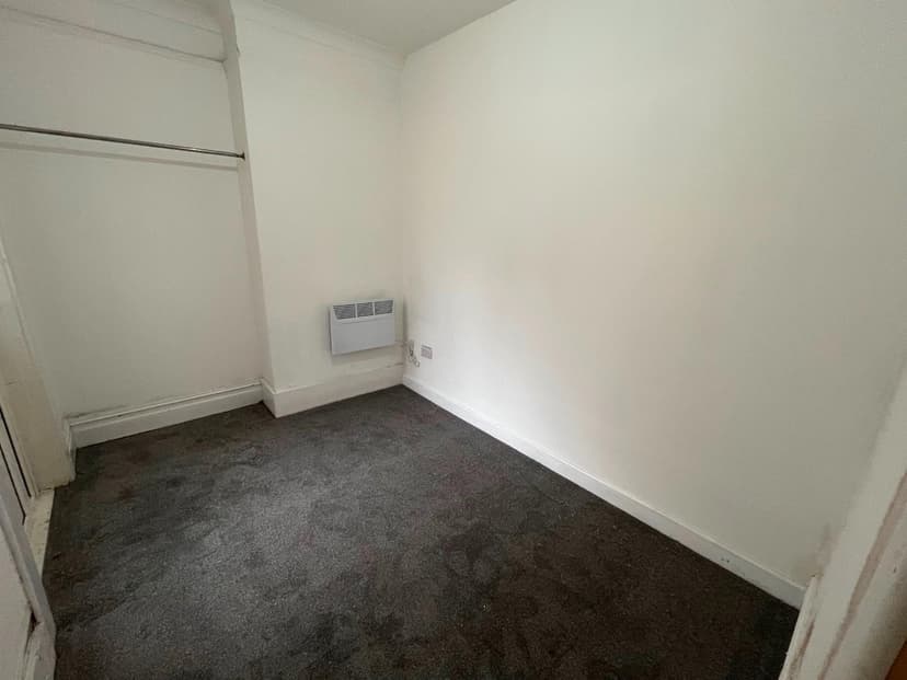 Flat 1, 32 The Polygon - Image 3