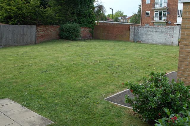 Flat 10, 117-119 Millbrook Road East - Image 5