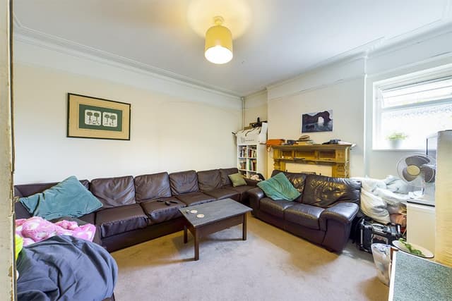 Room 9, 38 Thornbury Avenue - Image 9